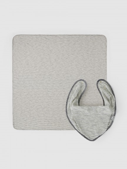 Conjunto de manta arrullo y babero Conjunto de manta arrullo y babero