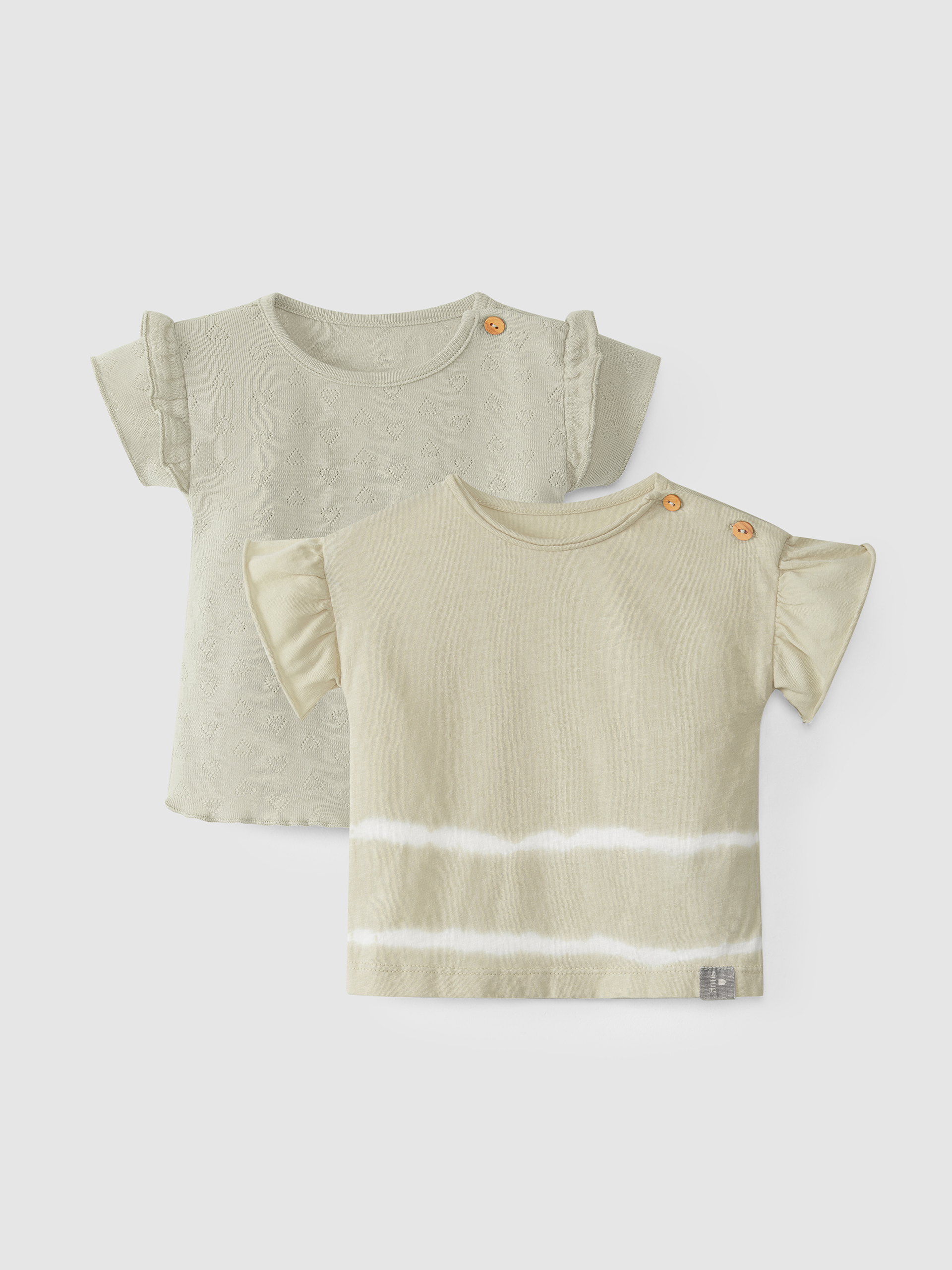 Conjunto de dos camisetas tie-dye y patrón perforado