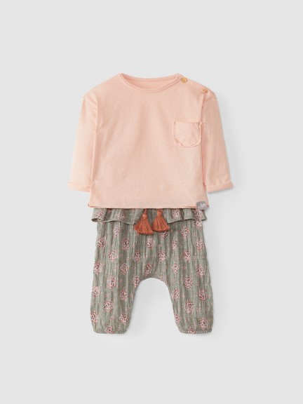Pantalón de flores y camiseta lisa Pantalón de flores y camiseta lisa