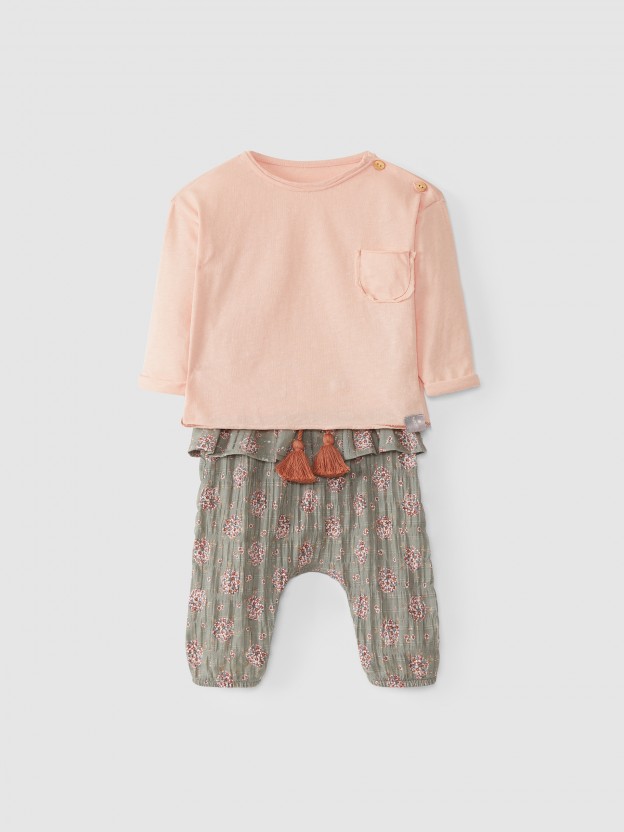 Pantal�n de flores y camiseta lisa