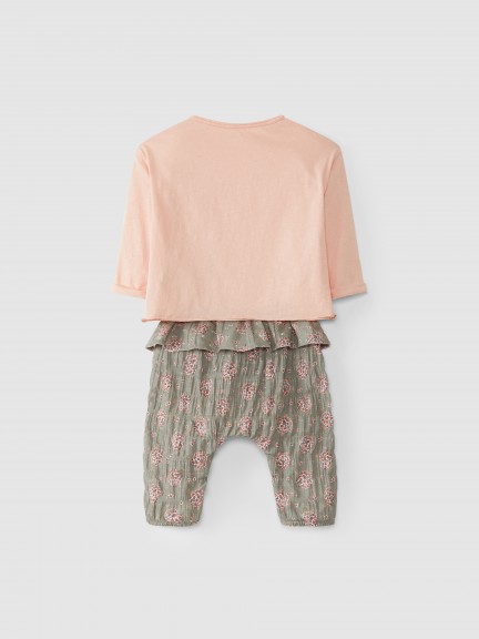 Pantalón de flores y camiseta lisa Pantalón de flores y camiseta lisa