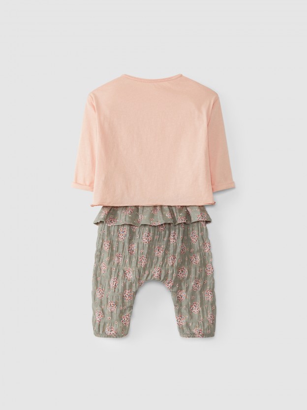 Pantal�n de flores y camiseta lisa