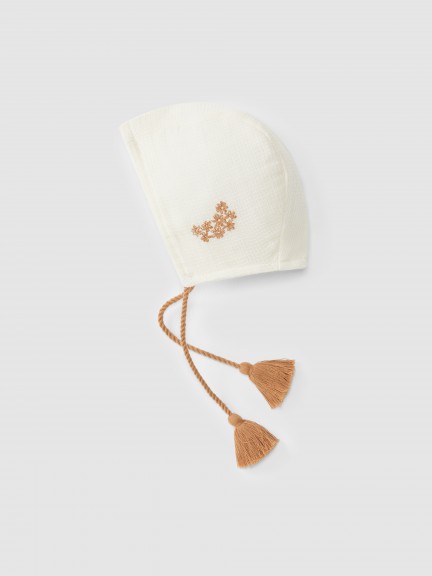 Bonnet with embroidery Bonnet with embroidery