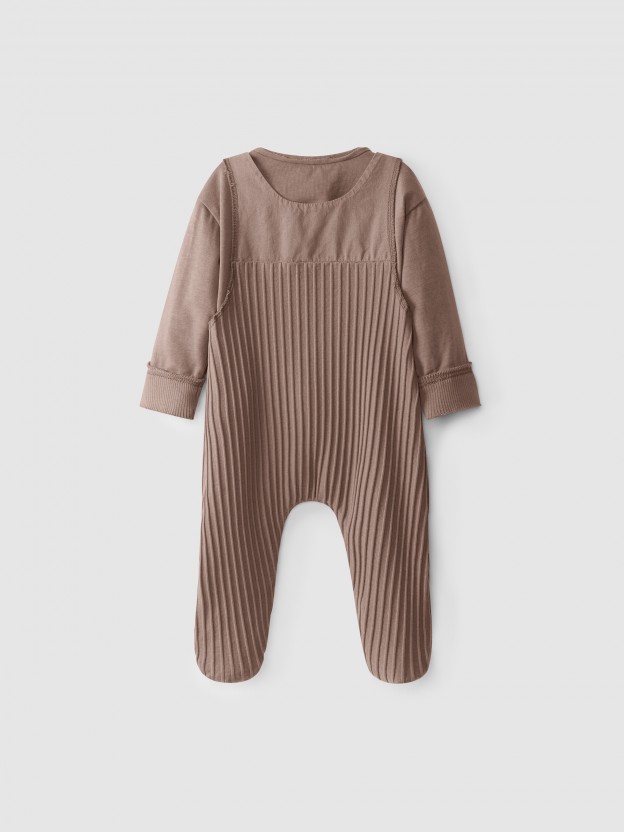 Conjunto de peto de punto acanalado y camiseta
