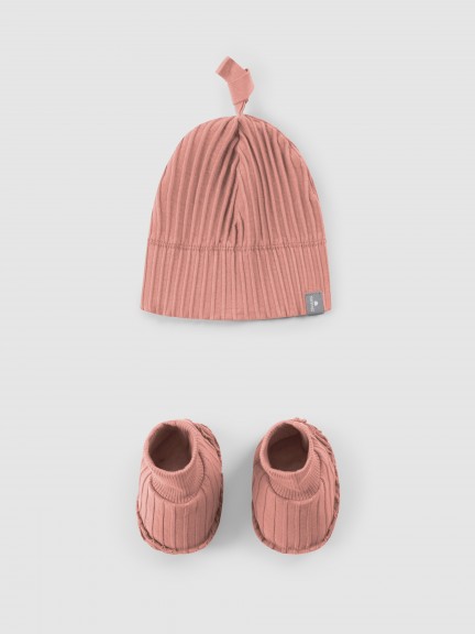 Kit gorro y patucos de punto acanalado