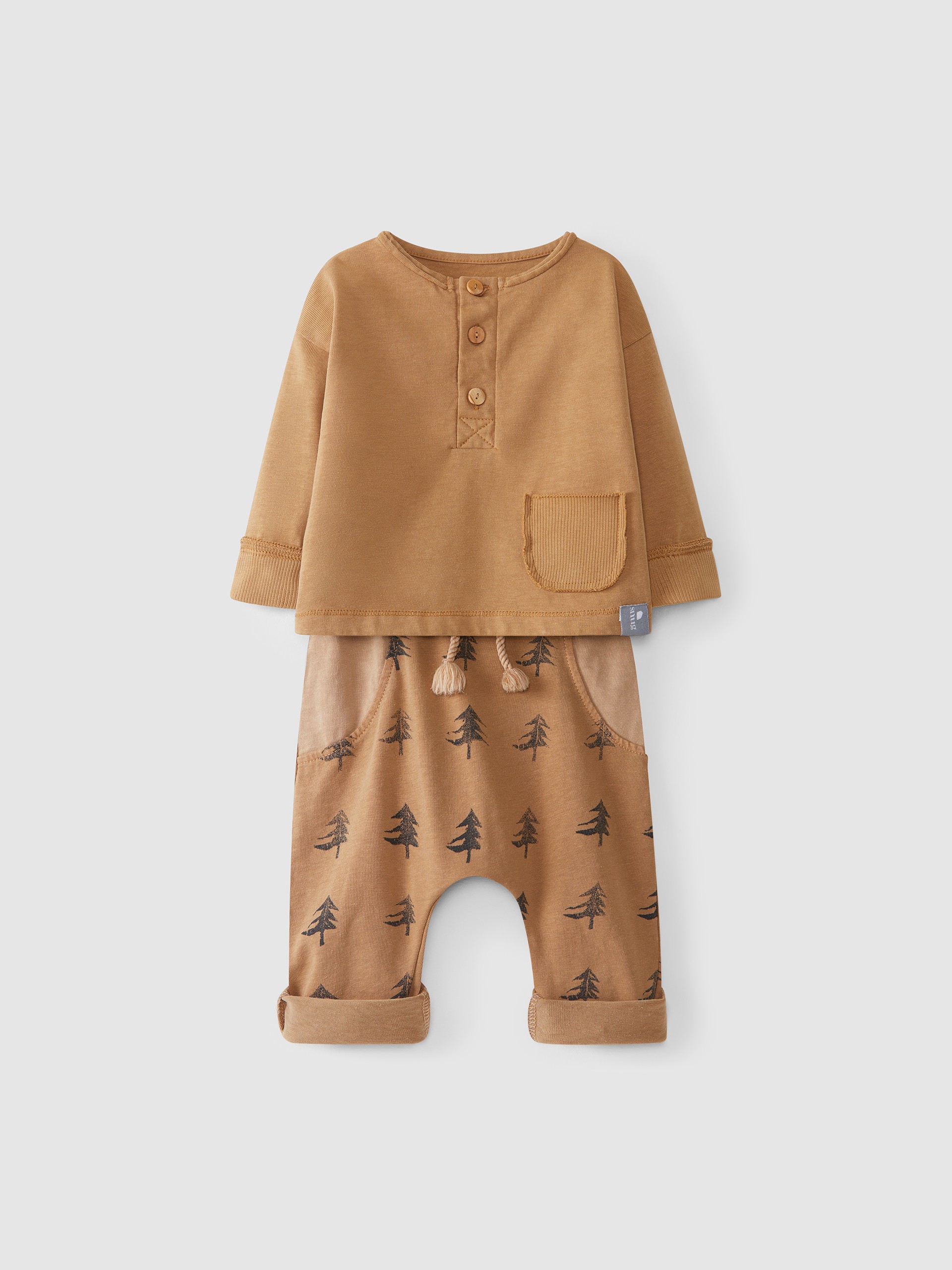 Conjunto de pantalón y camiseta estampado de pinos
