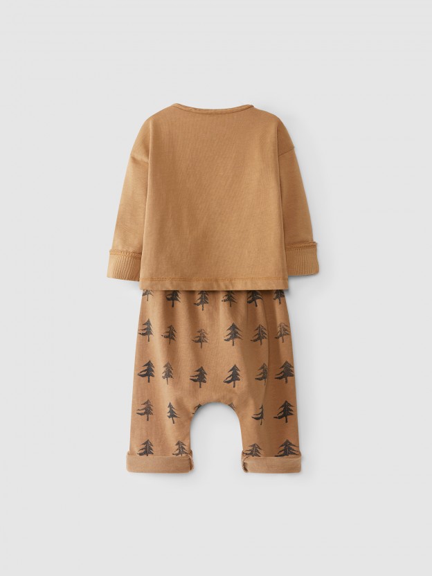 Conjunto de pantal�n y camiseta estampado de pinos