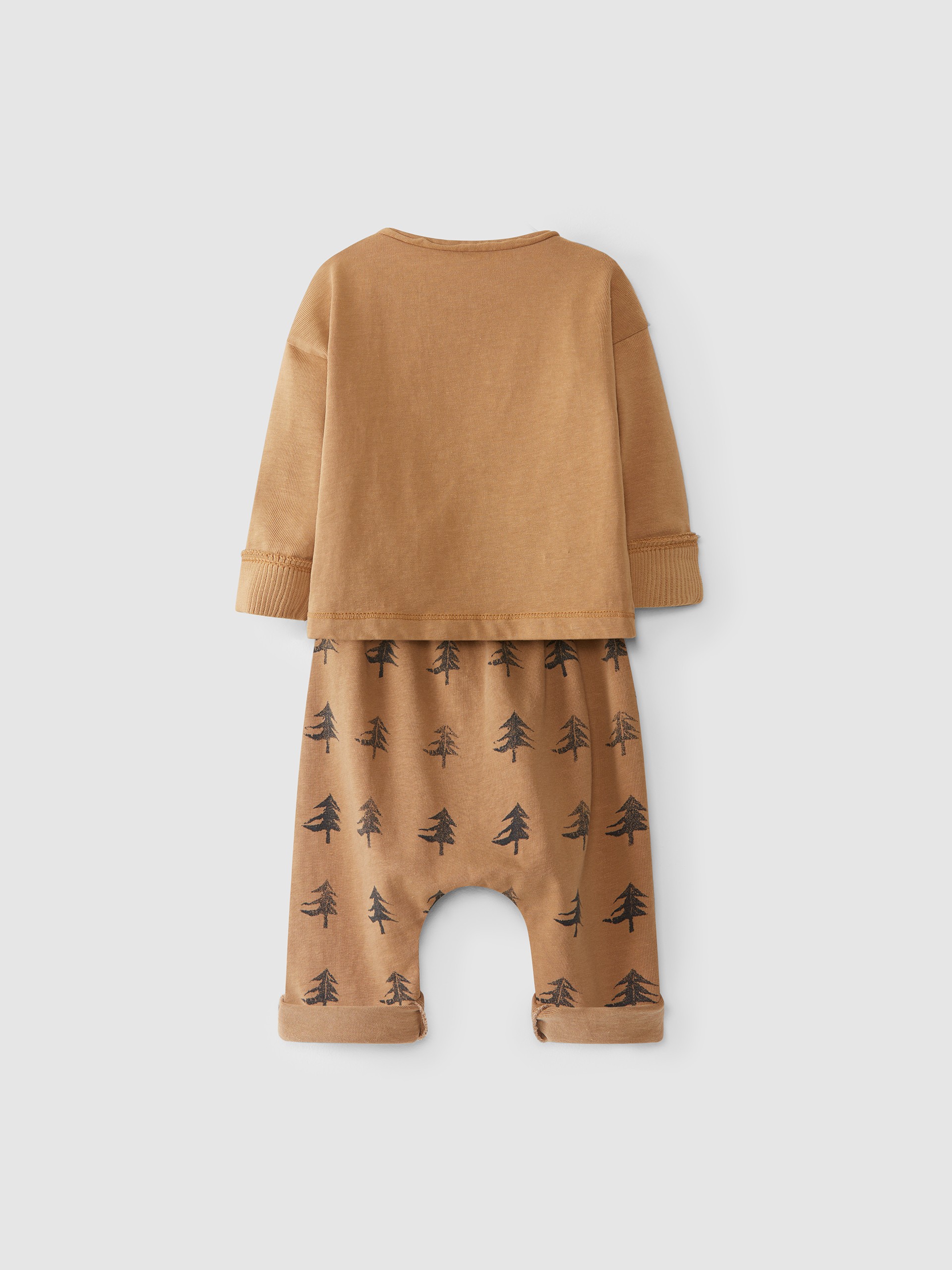 Conjunto de pantalón y camiseta estampado de pinos