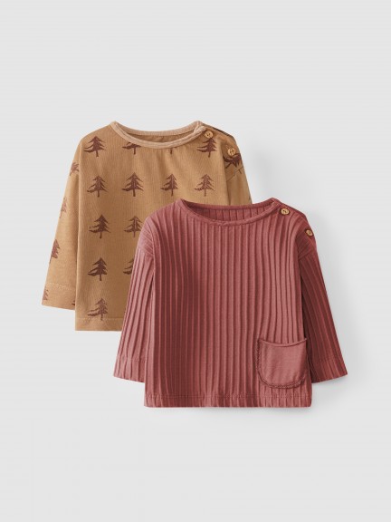Conjunto dos camisetas con estampado de pinos
