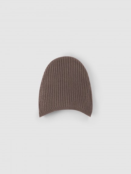 Gorro de punto con cinta y pompón Gorro de punto con cinta y pompón