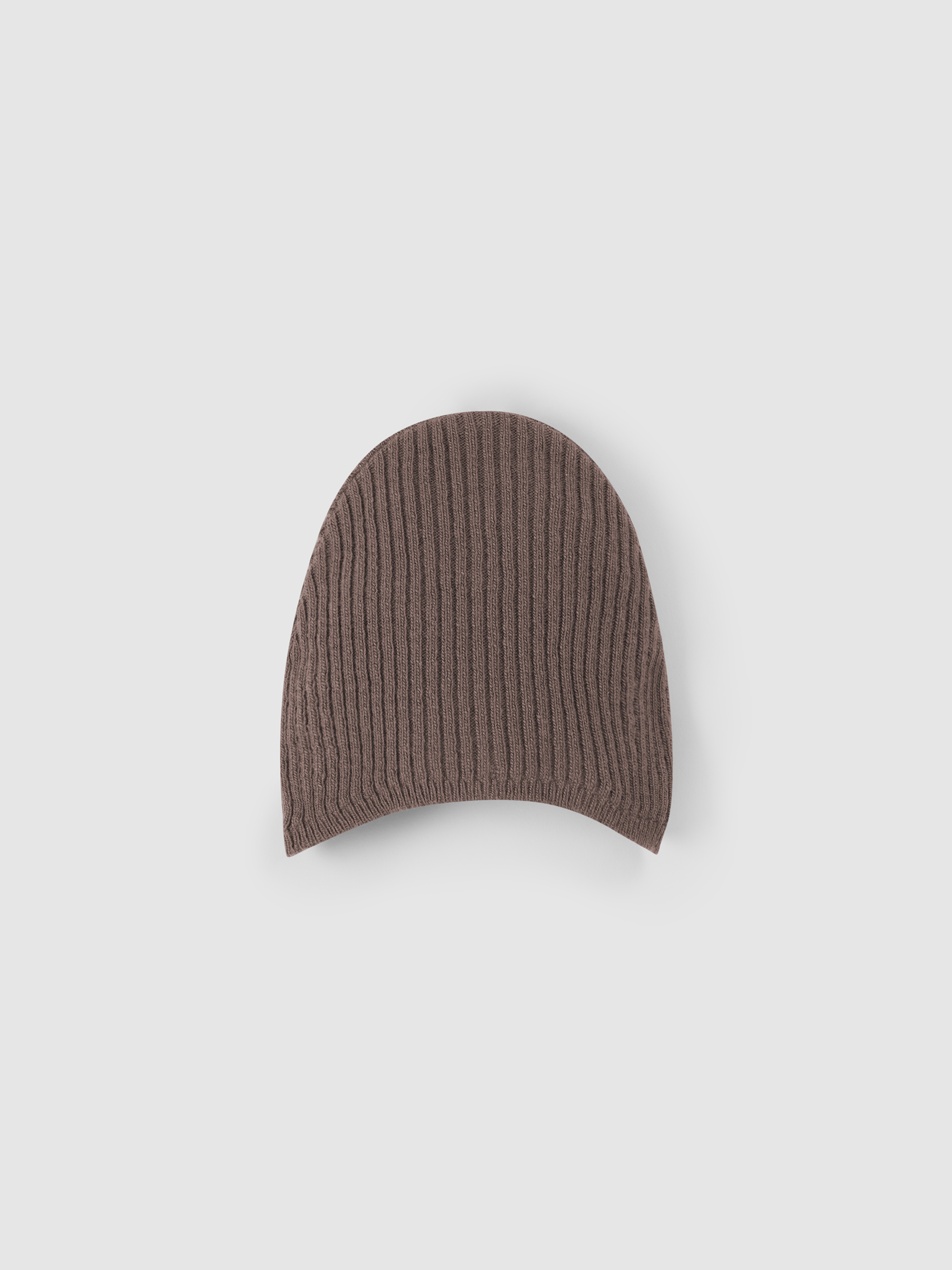 Gorro tricotado com fita e pom-pom
