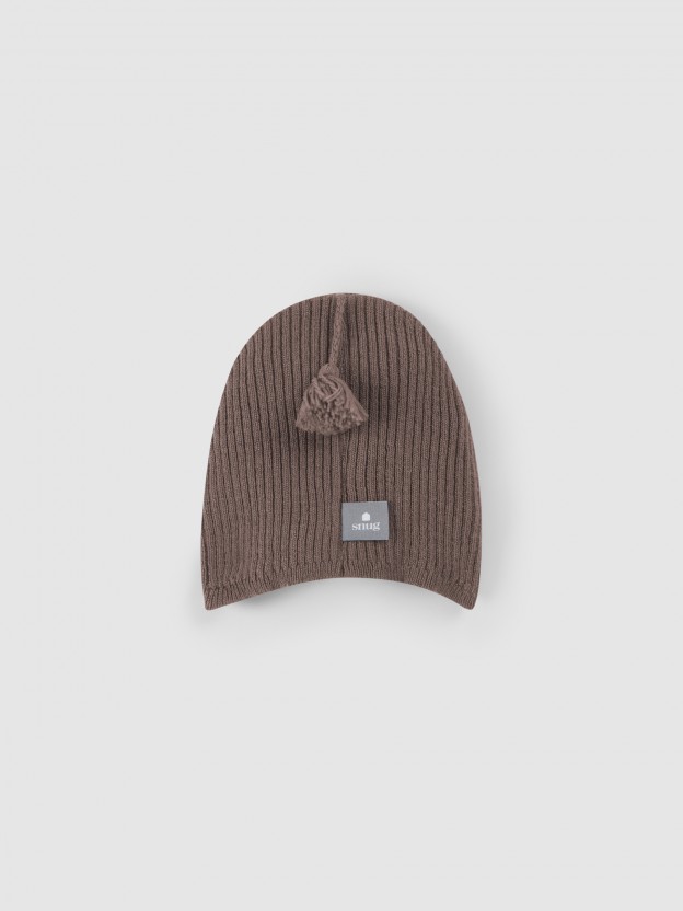 Gorro tricotado com fita e pom-pom Gorro tricotado com fita e pom-pom