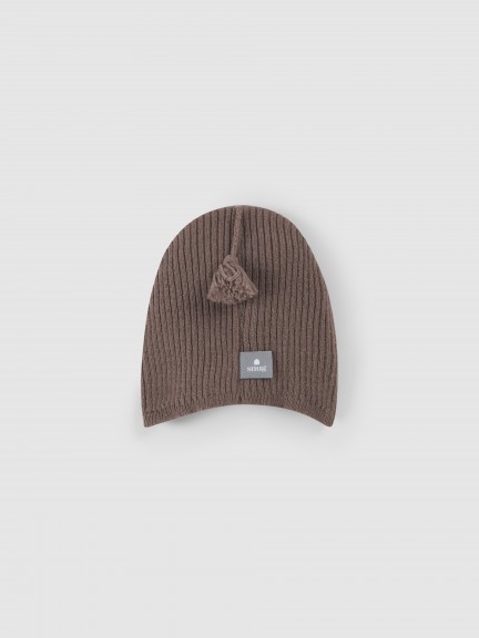 Gorro de punto con cinta y pompón Gorro de punto con cinta y pompón