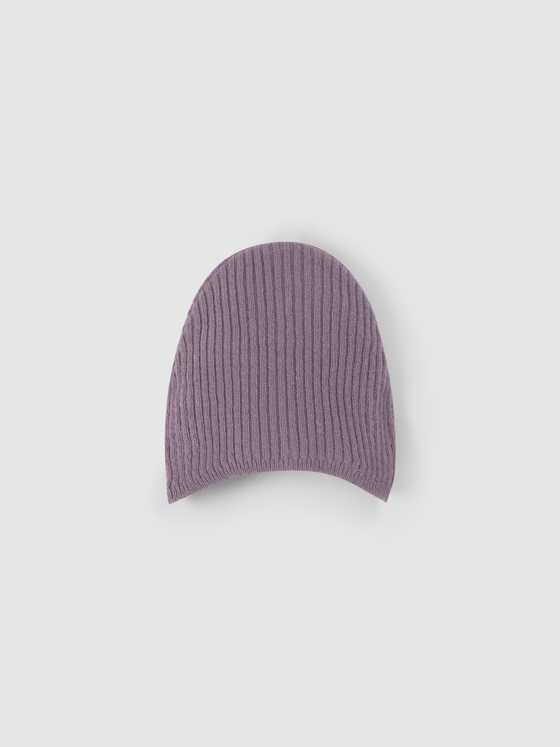 Gorro de punto con cinta y pompón