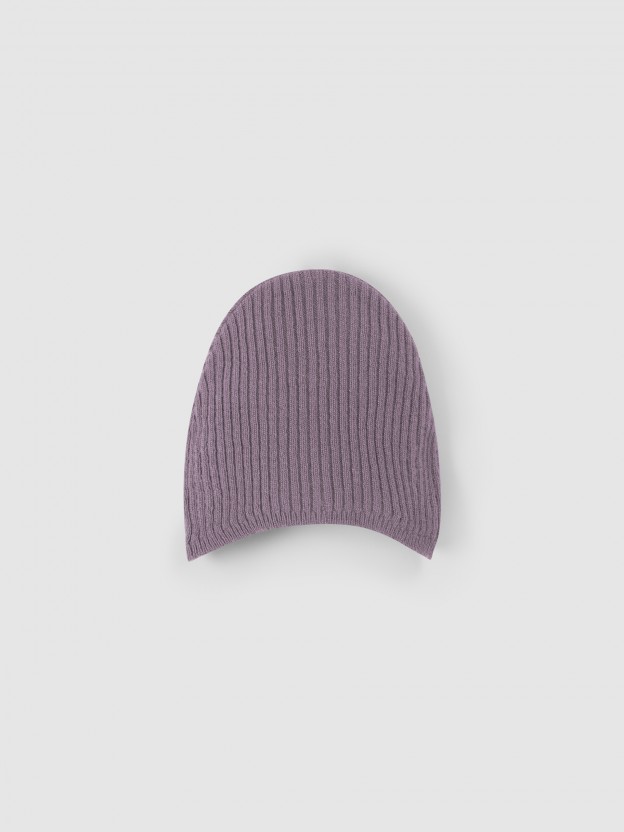 Gorro de punto con cinta y pompón Gorro de punto con cinta y pompón
