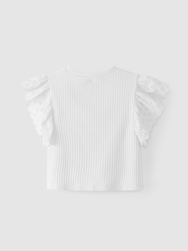 Camiseta con mangas bordadas