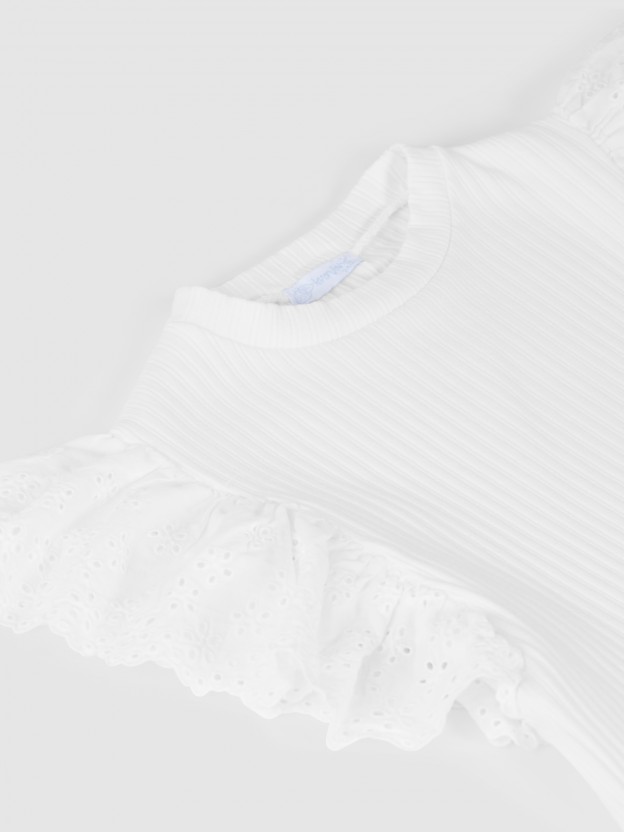 Camiseta con mangas bordadas