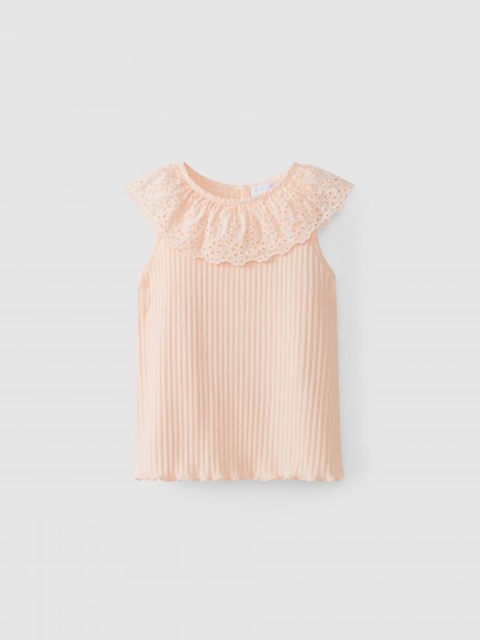 Camiseta con cuello de volantes bordados