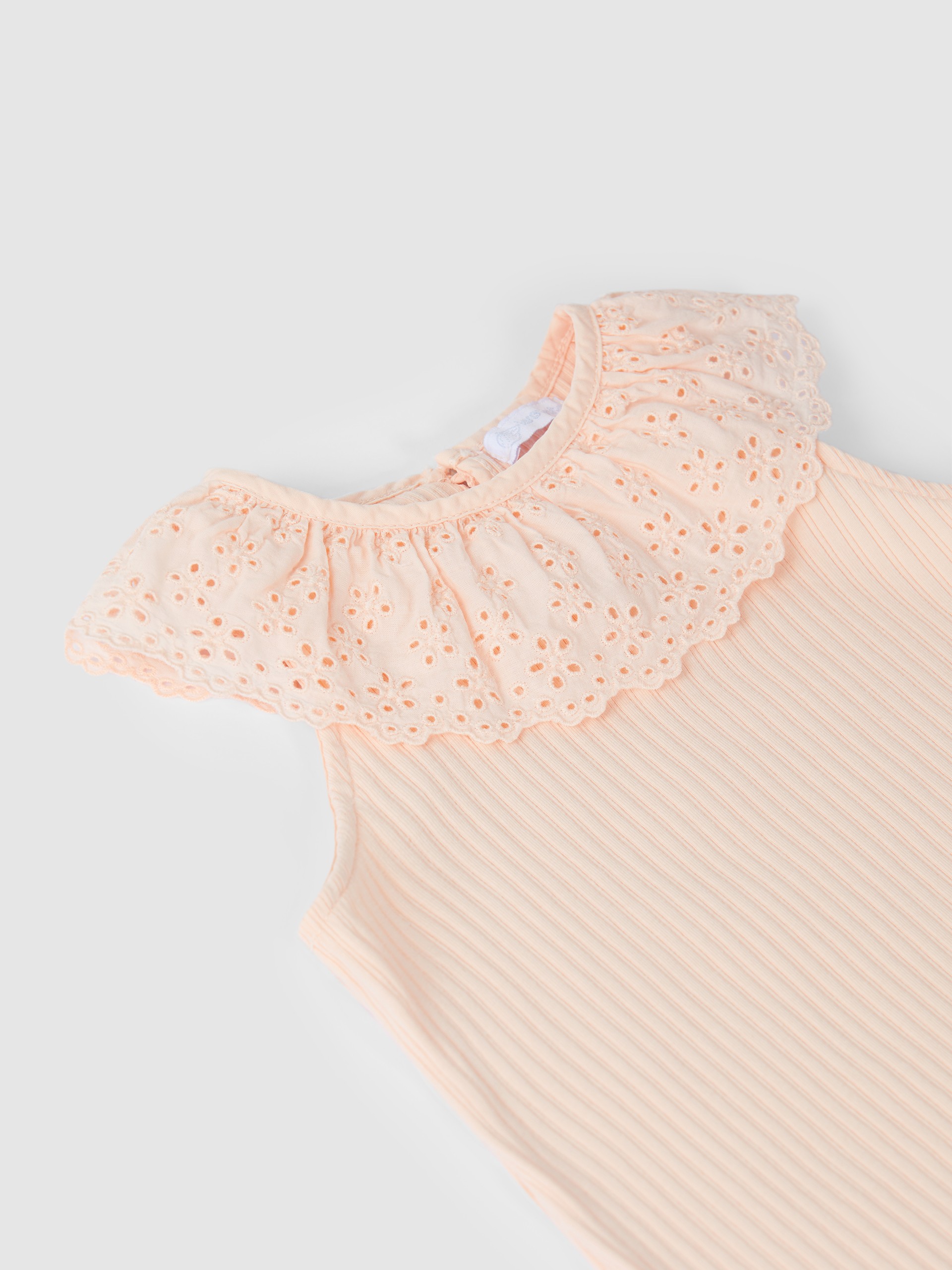 Embroidered ruffled collar T-shirt