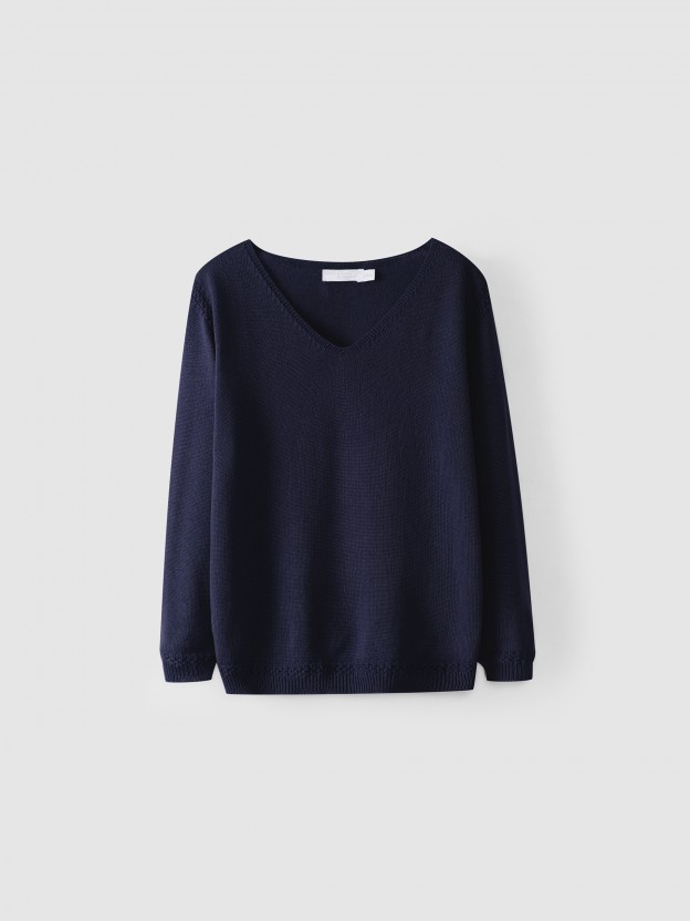 V-neck collar jumper