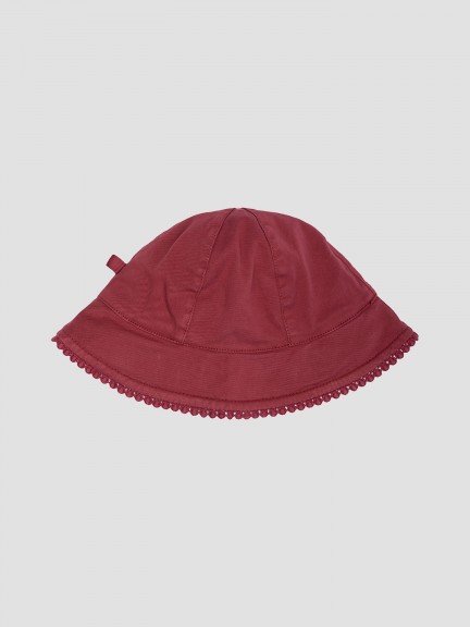 Hat with lace detail