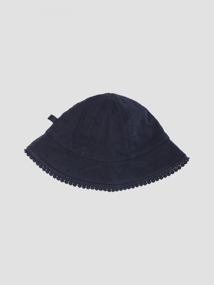 Hat with lace detail