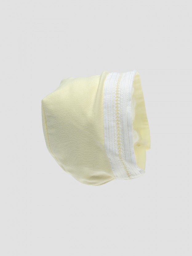 Bonnet pleats & embroidery Bonnet pleats & embroidery