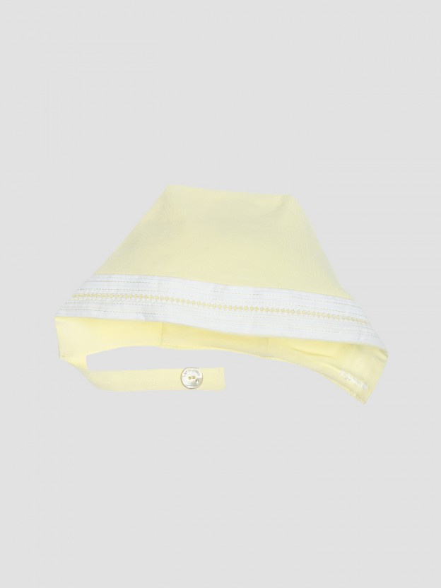 Bonnet pleats & embroidery Bonnet pleats & embroidery