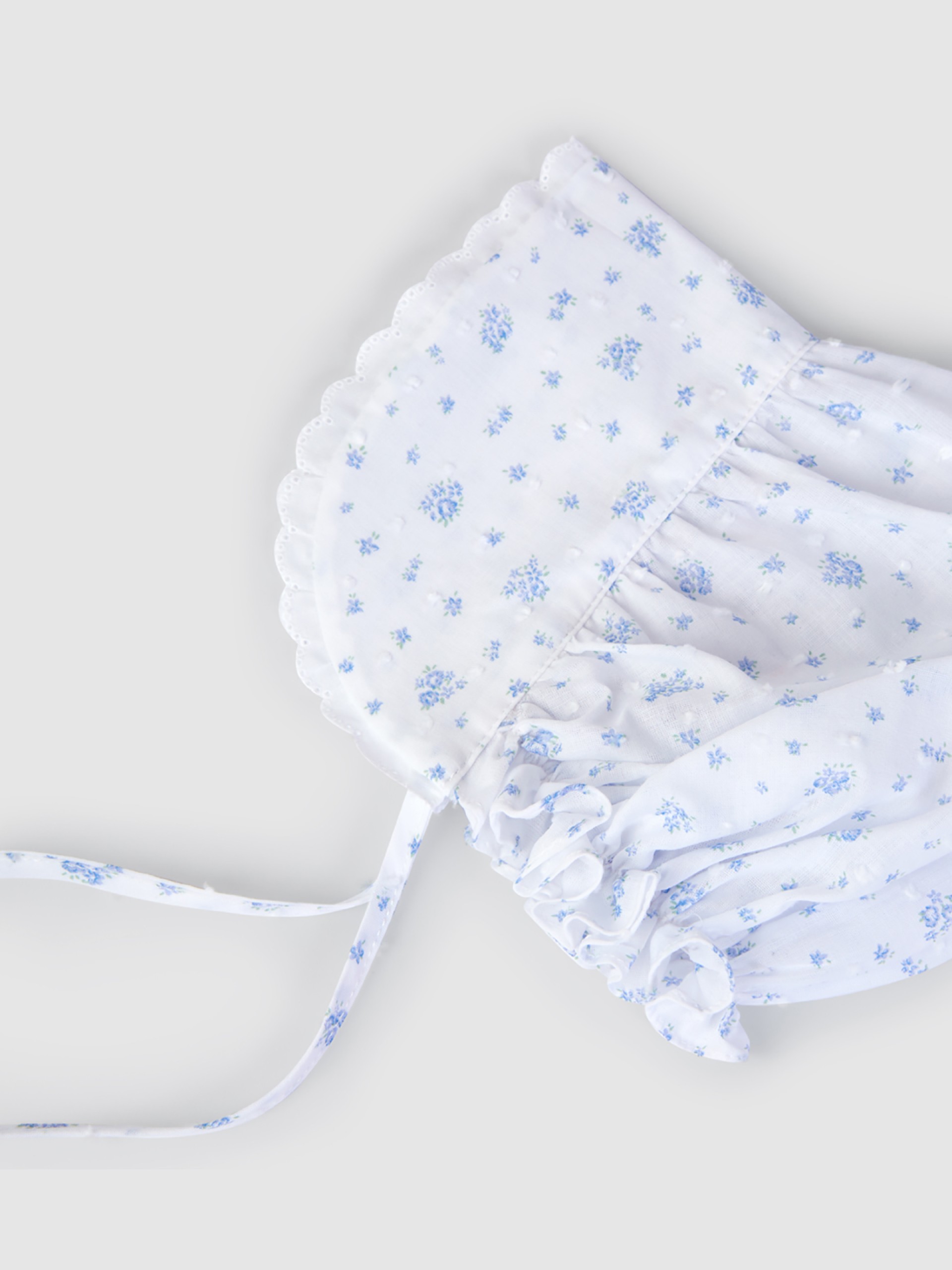 Victorian-style bonnet