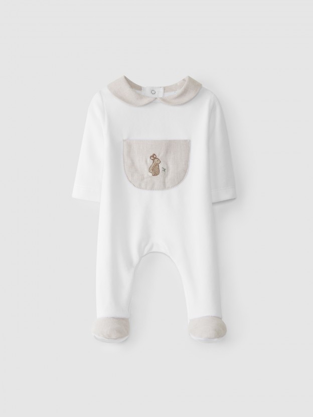 Pijama de terciopelo con bolsillo bordado