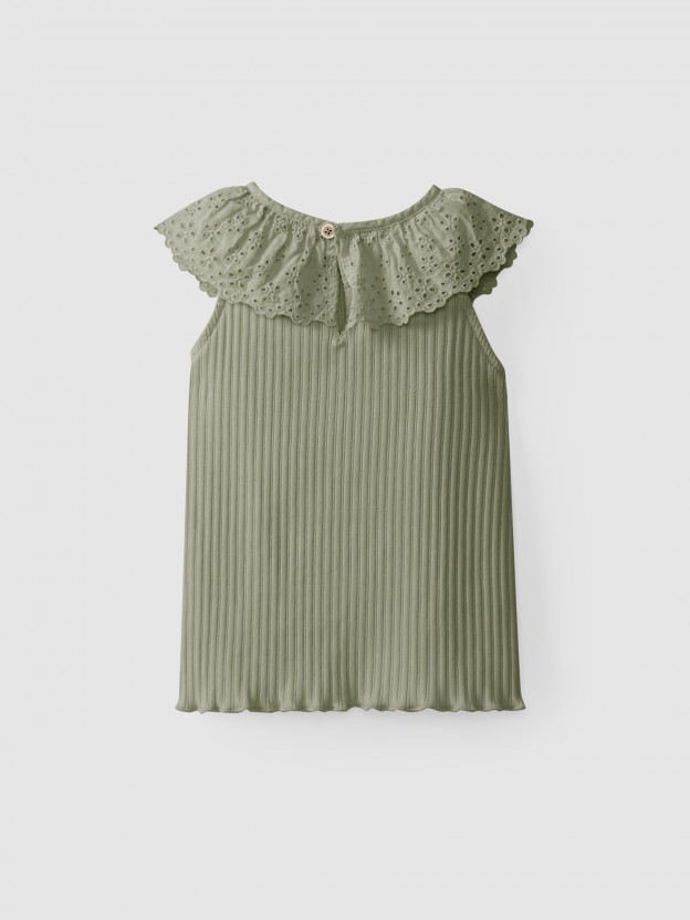 Embroidered ruffled collar T-shirt
