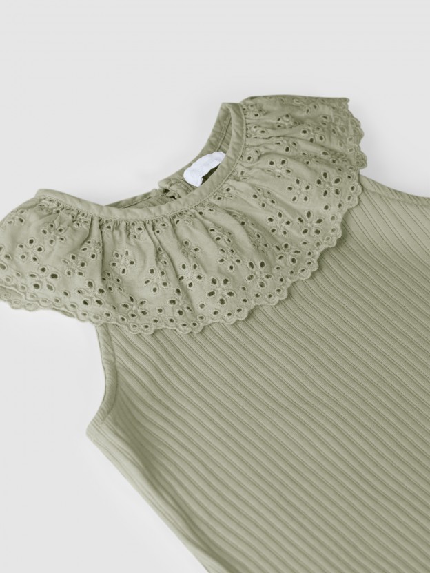 Embroidered ruffled collar T-shirt