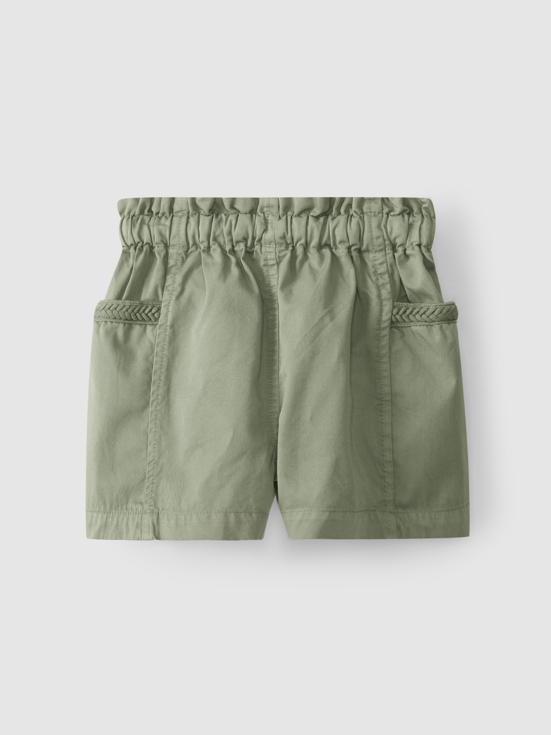 Pantalón corto pull-up con detalles trenzados