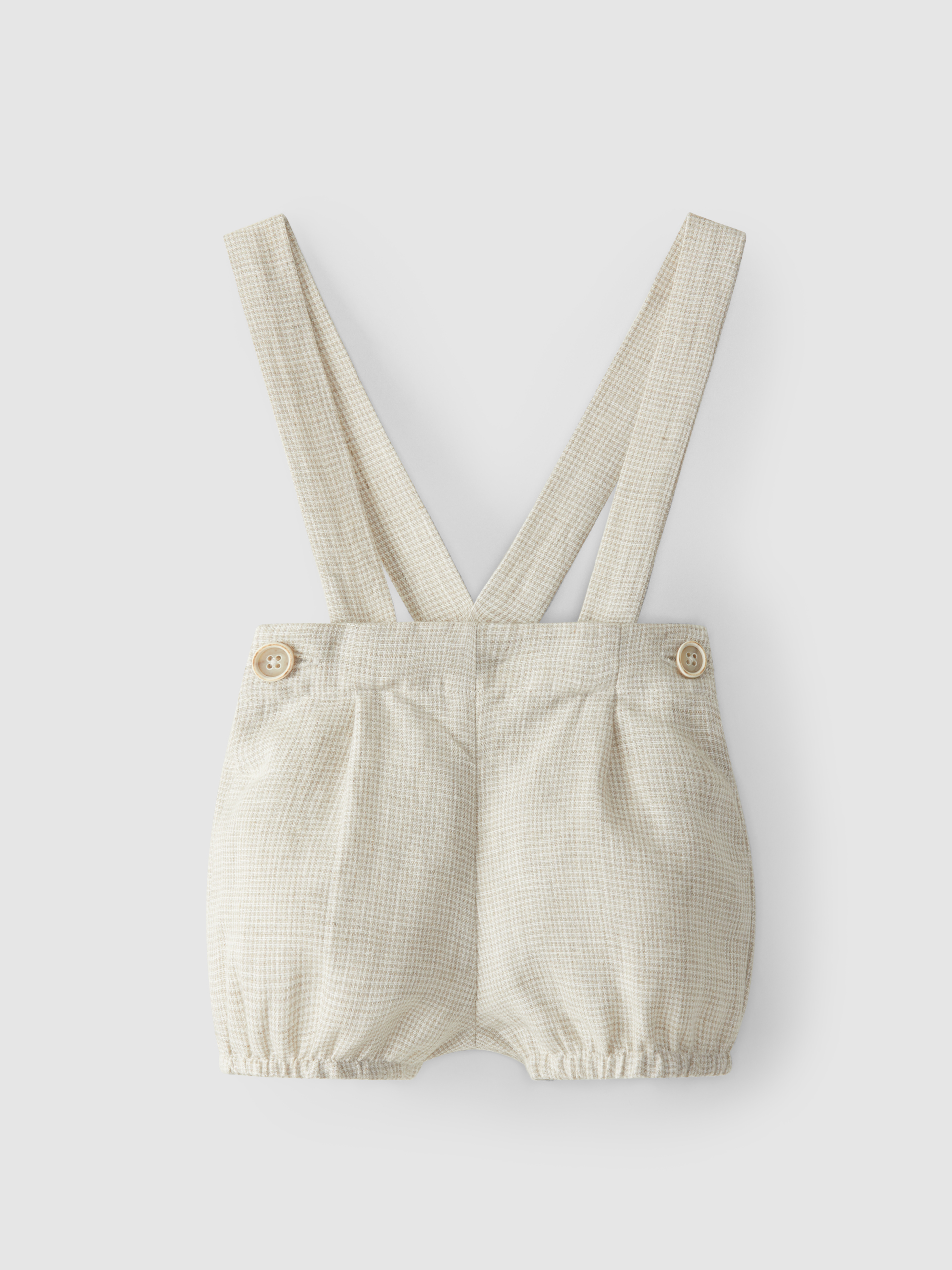 Pantalón corto de lino con tirantes