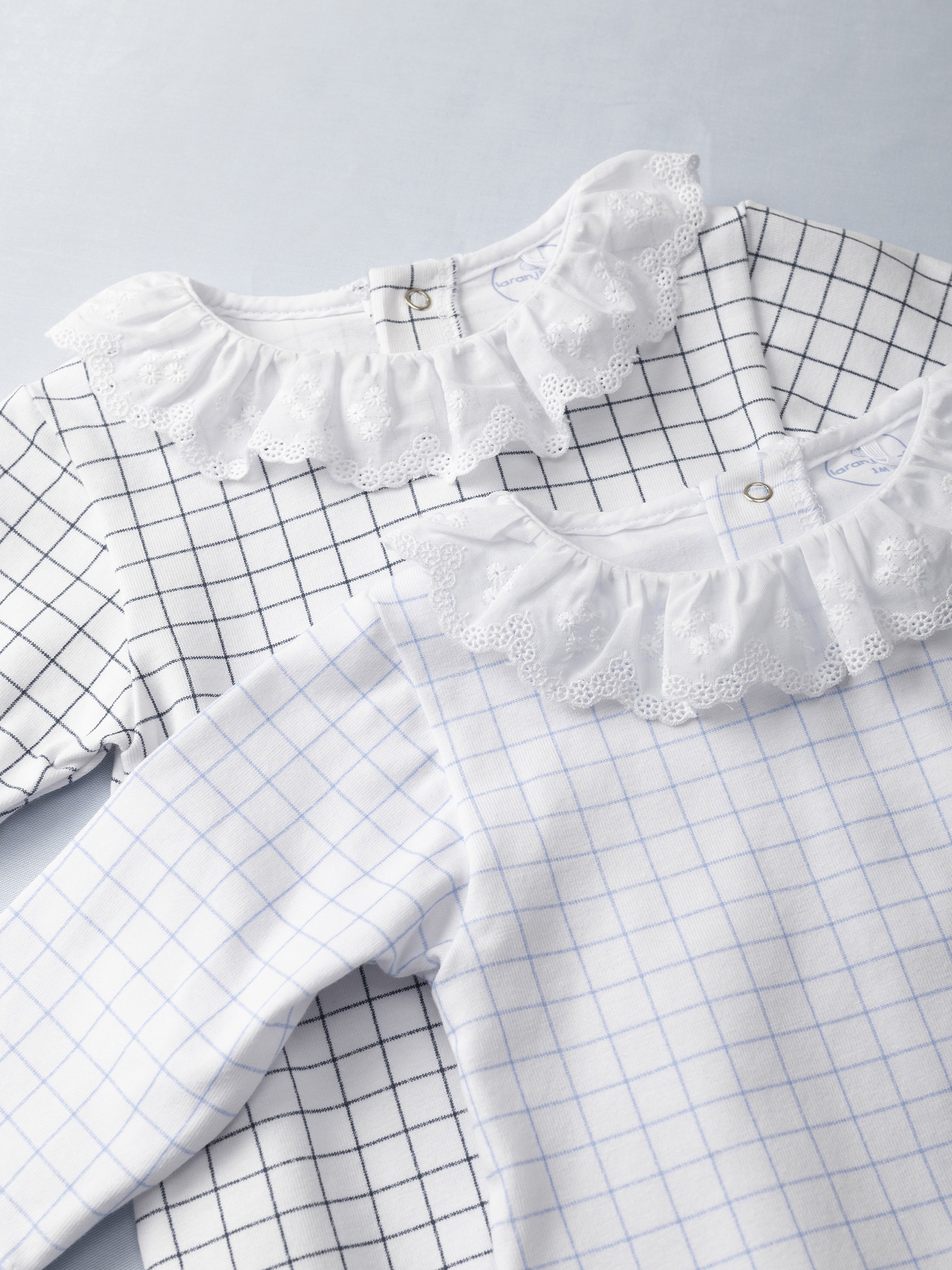 Babygrow à col à volant
