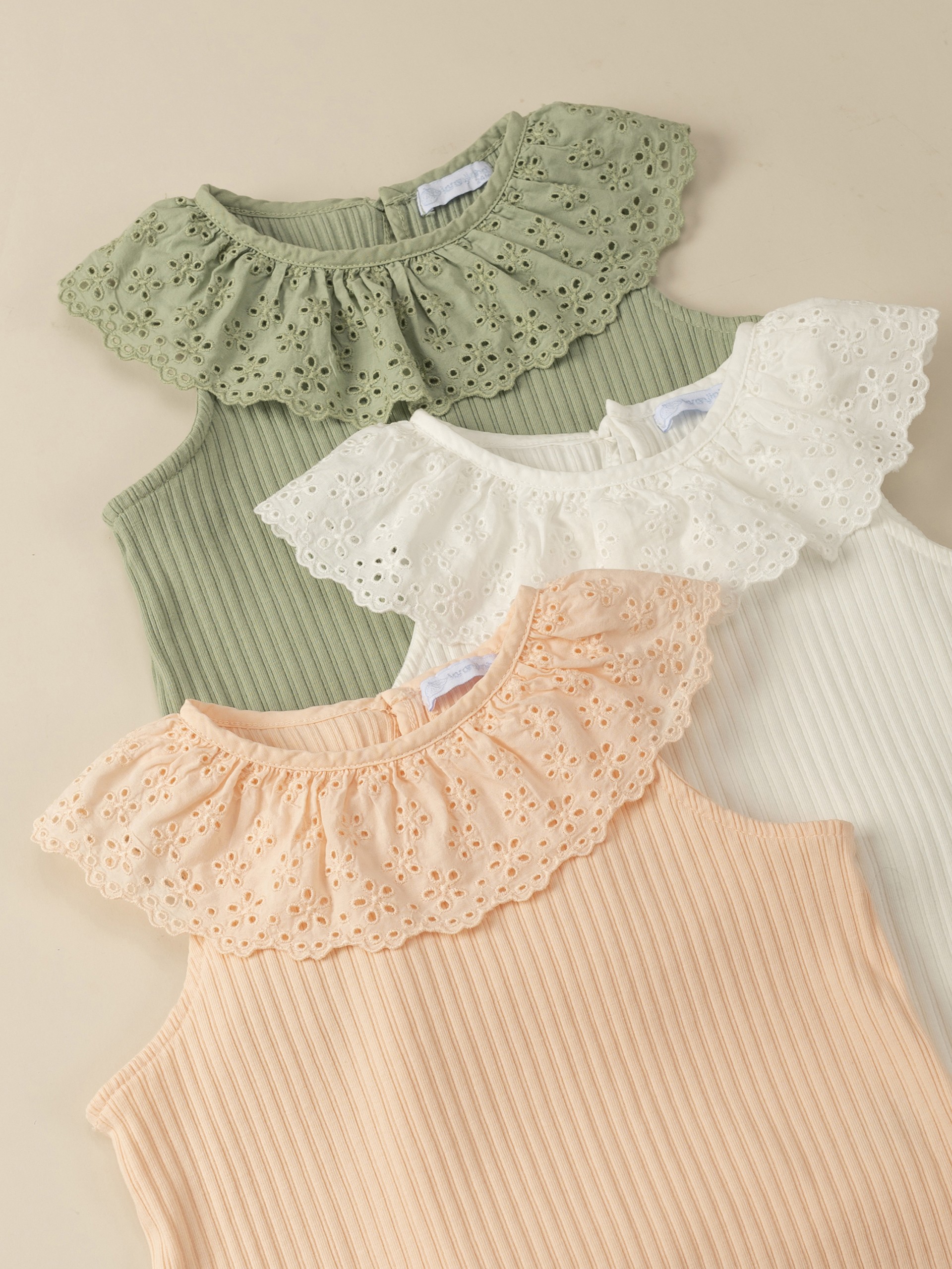 Embroidered ruffled collar T-shirt