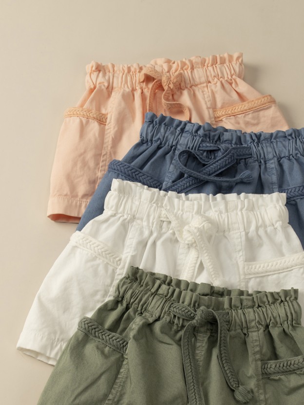 Pantalón corto pull-up con detalles trenzados Pantalón corto pull-up con detalles trenzados