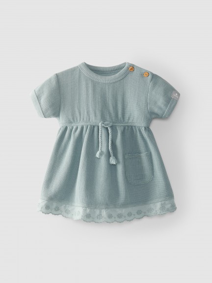 Vestido algod�n texturizado con volante bordado