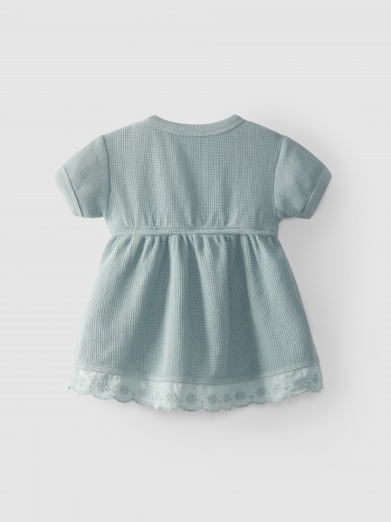 Vestido algodón texturizado con volante bordado Vestido algodón texturizado con volante bordado