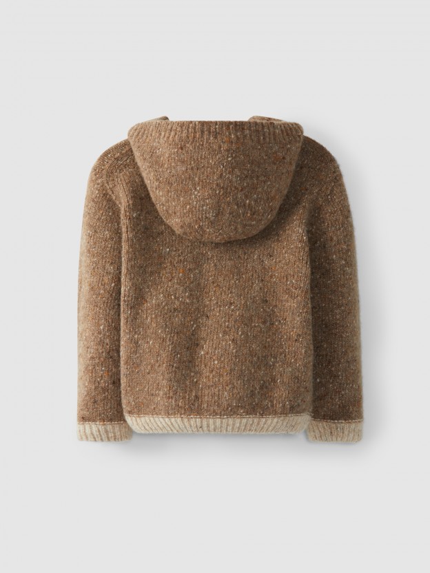Gilet tricot� � capuche