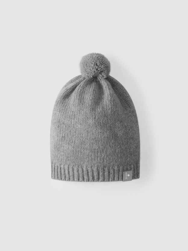 Bonnet tricoté avec pompon Bonnet tricoté avec pompon