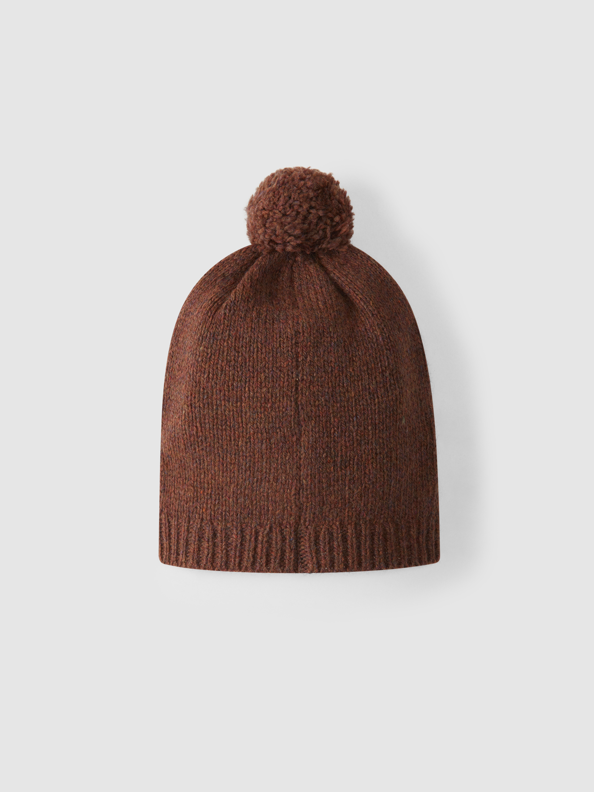 Bonnet tricoté avec pompon