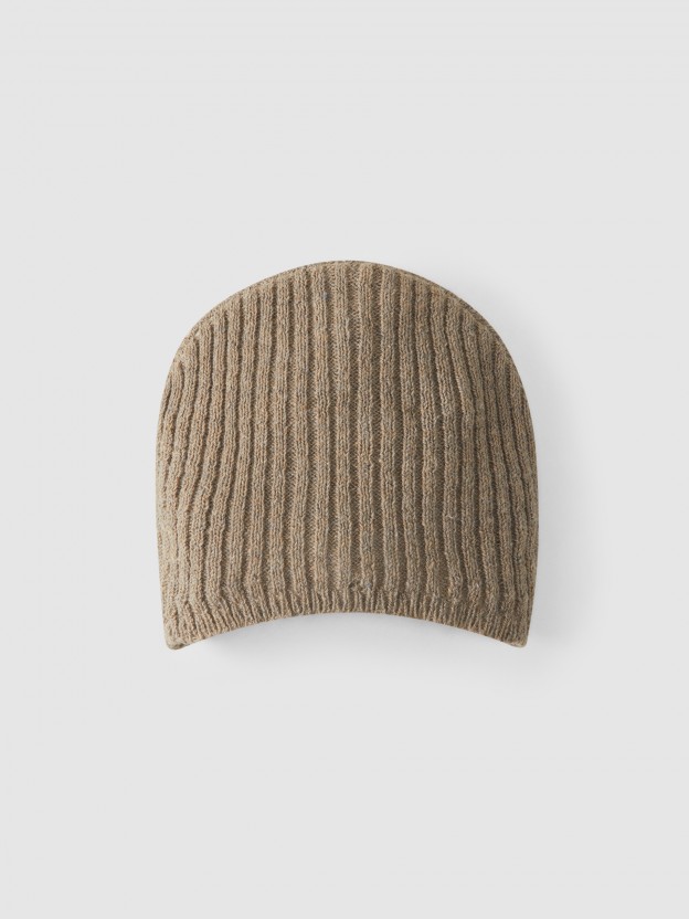 Ribbed hat ribbon and pom-pom Ribbed hat ribbon and pom-pom