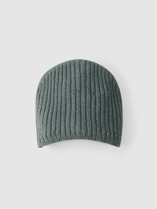 Gorro canelado fita e pom-pom Gorro canelado fita e pom-pom