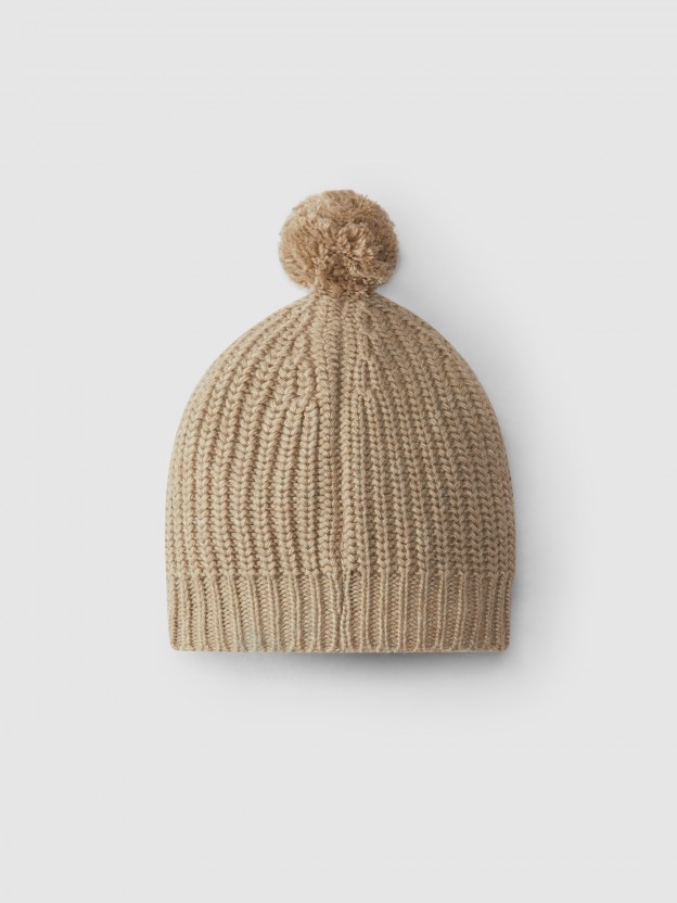 Knitted beanie with pom-pom