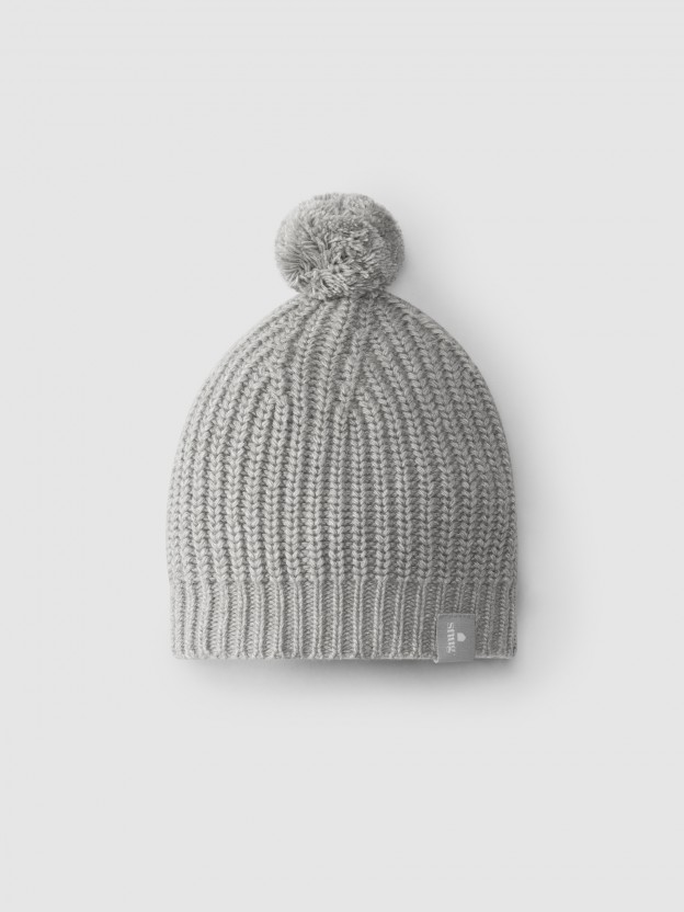 Knitted beanie with pom-pom Knitted beanie with pom-pom