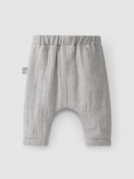 Pull-up pants in four-layer muslin Pull-up pants in four-layer muslin