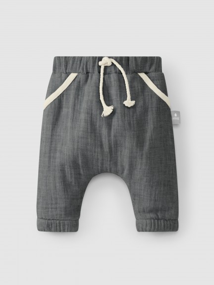 Pull-up pants in four-layer muslin Pull-up pants in four-layer muslin