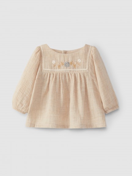Blouse with wool yarn embroidery Blouse with wool yarn embroidery