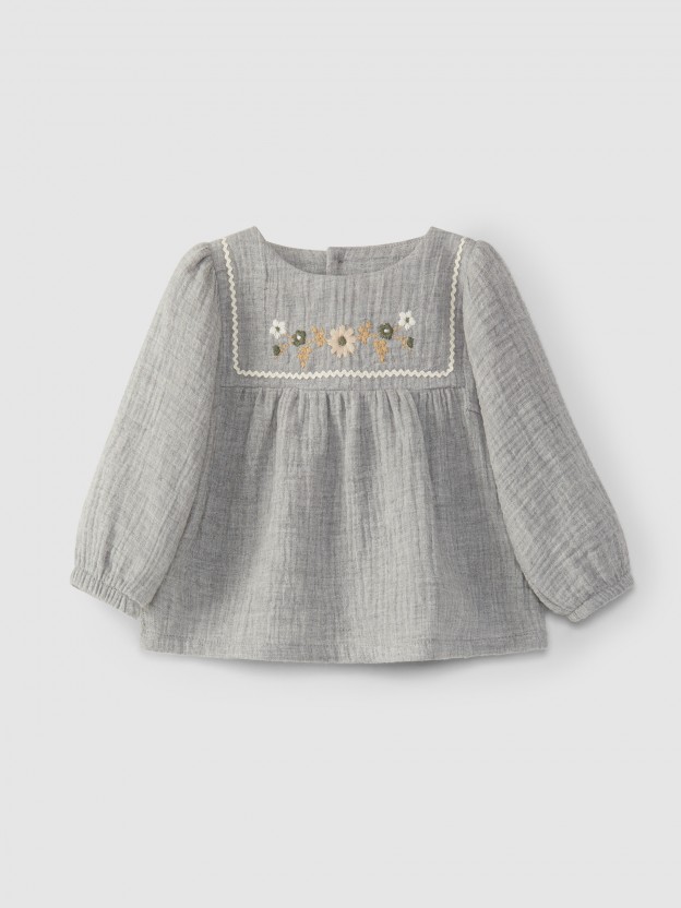 Blouse with wool yarn embroidery Blouse with wool yarn embroidery